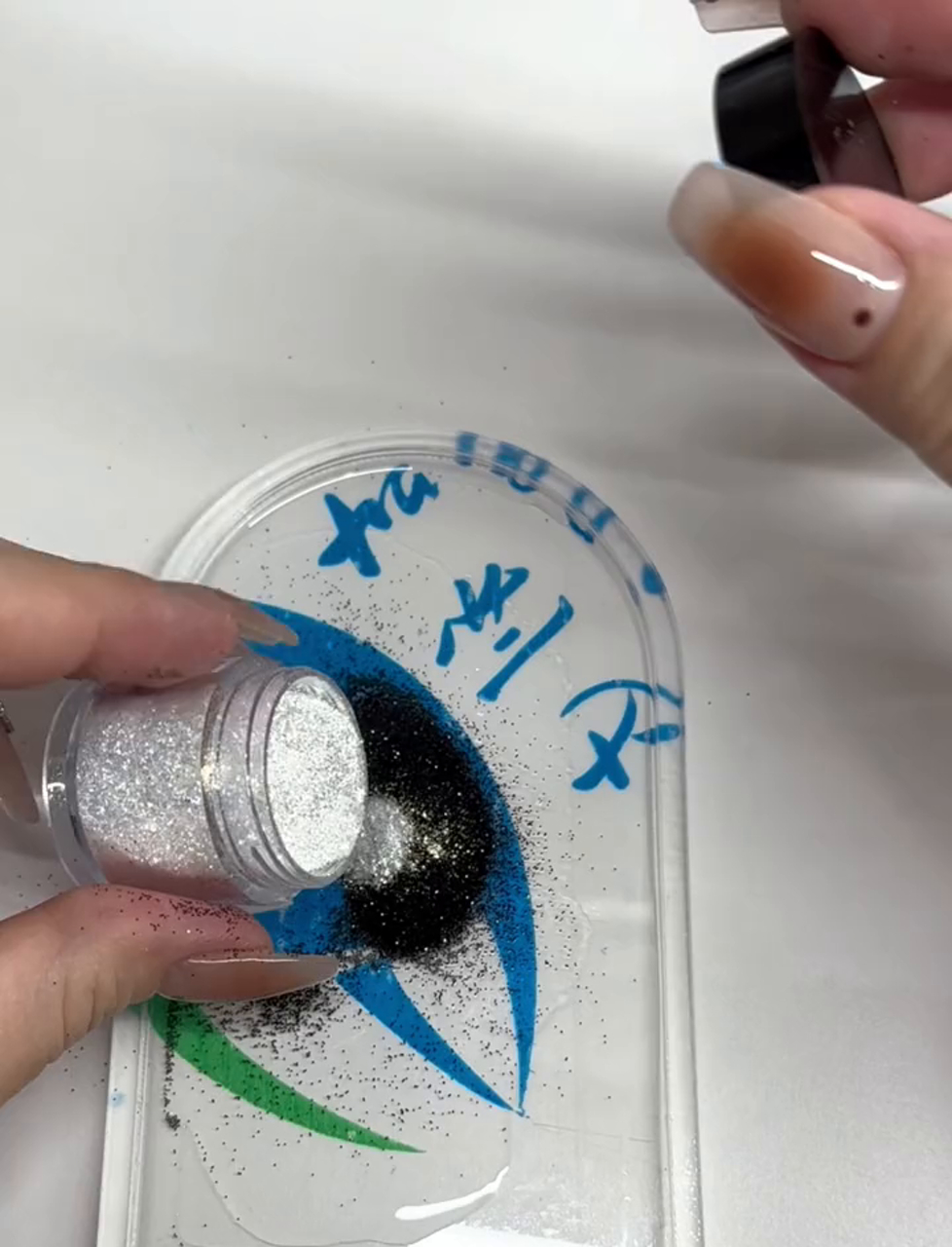 这立体流沙广告牌真够炫的!