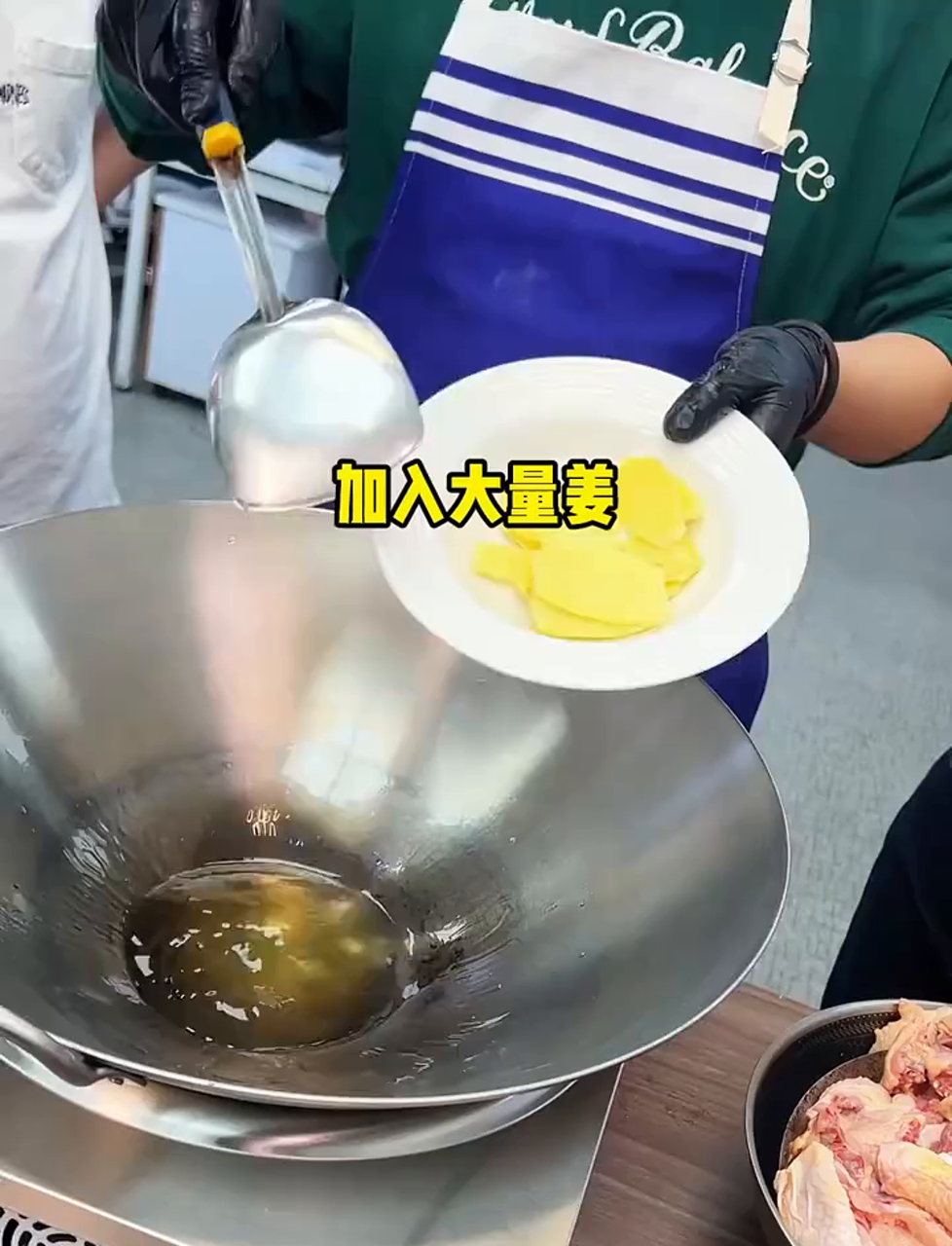 一锅地锅鸡,满是烟火气