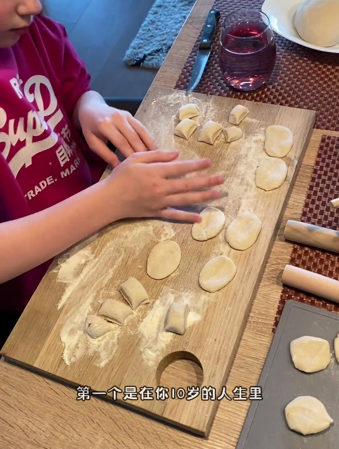 教荷兰小苏菲包饺子,这孩子太有悟性了