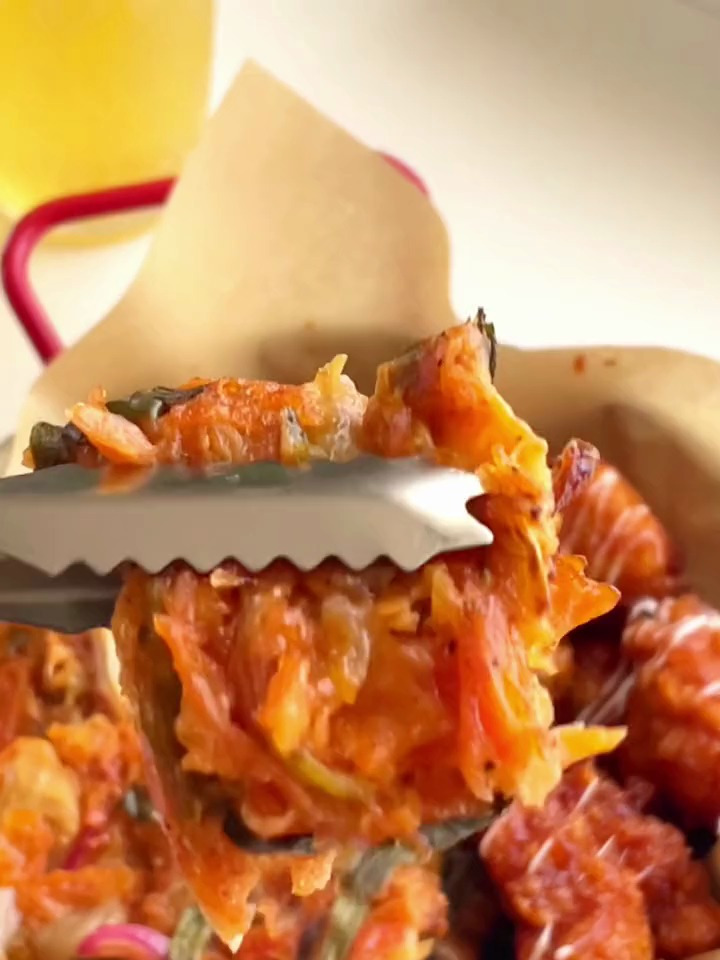 韩式泡菜饼,炸鸡配啤酒