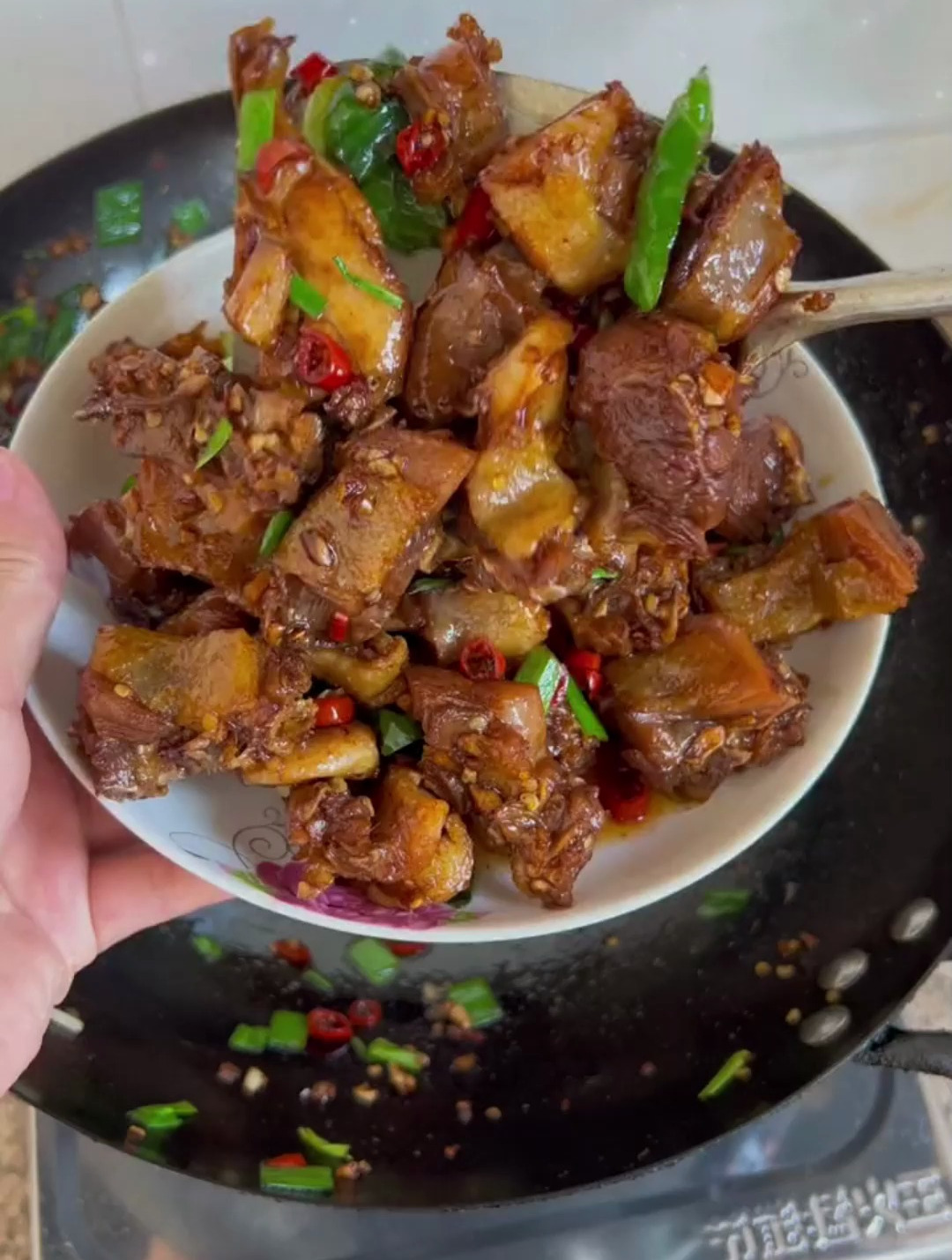 湖北荆门风干鸡,随便放点蒜苗炒一炒,都很香很好吃