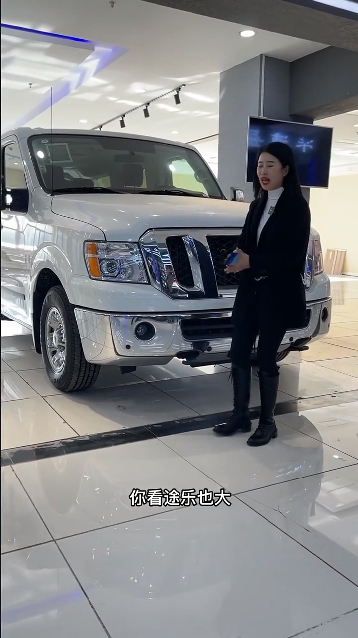 这个车你见过吗?尼桑NV3500后视镜比你脑袋都大!