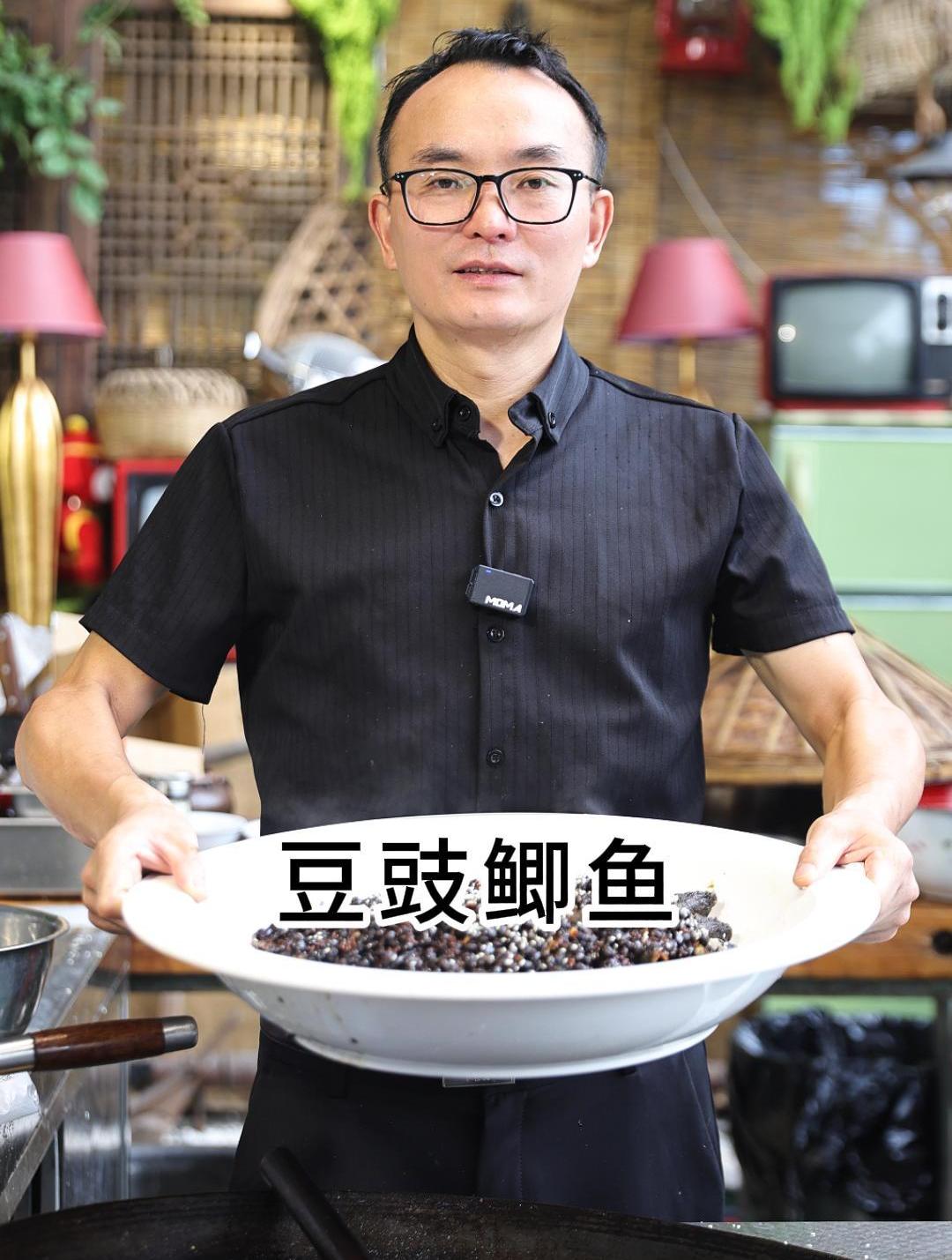 吃鲫鱼还嫌刺多的,试试这一道豆豉鲫鱼哦,连骨头都是酥脆的