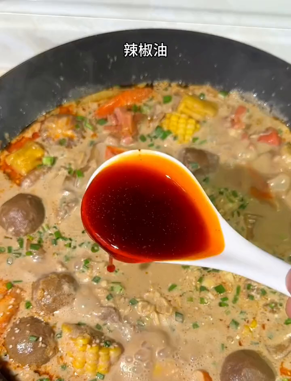 这麻辣烫太香了,好吃到我说不出话,尤其是蘸料,简单又美味,强烈安利给你们!