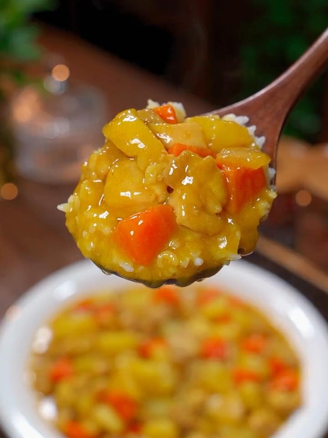 一道饭店招牌菜咖喱鸡块盖饭就做好了