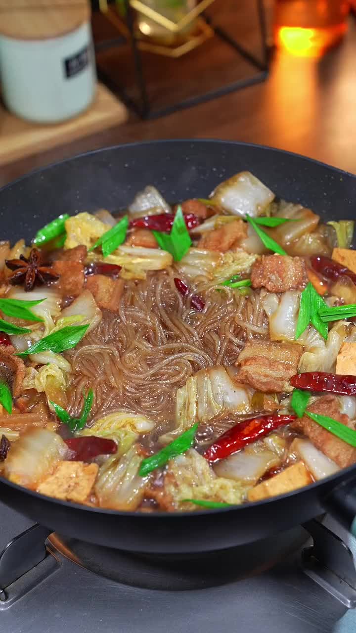不知道吃什么的话,就做这个猪肉白菜炖粉条,做法简单好吃又下饭