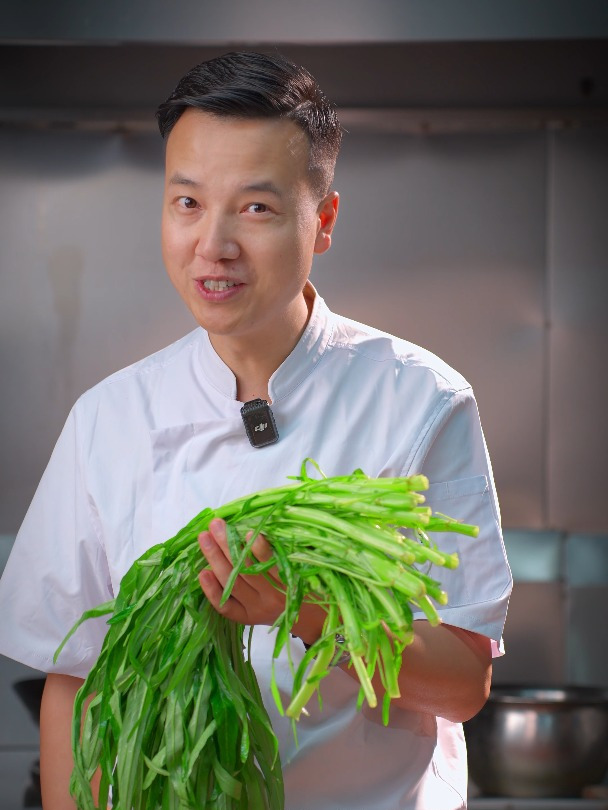 你们那里管空心菜叫什么?我们叫瓮菜。这样炒不变色哦!