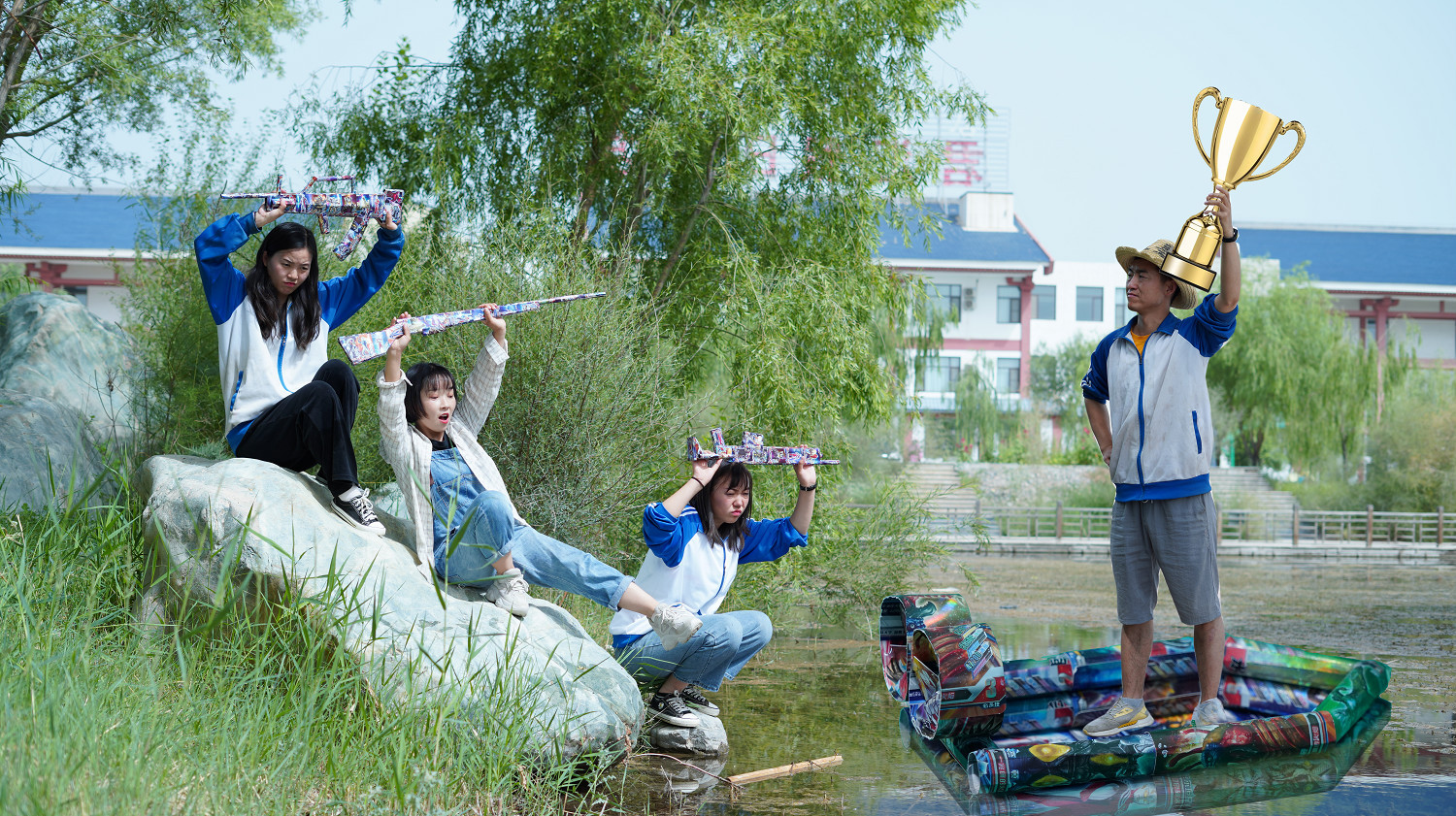 真人绝地求生游戏,大圣被围到河边,自制龙舟载具进安全区