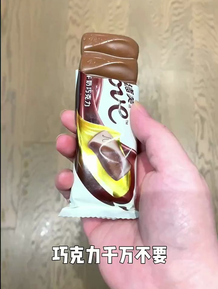 巧克力掉到同学画上怎么办