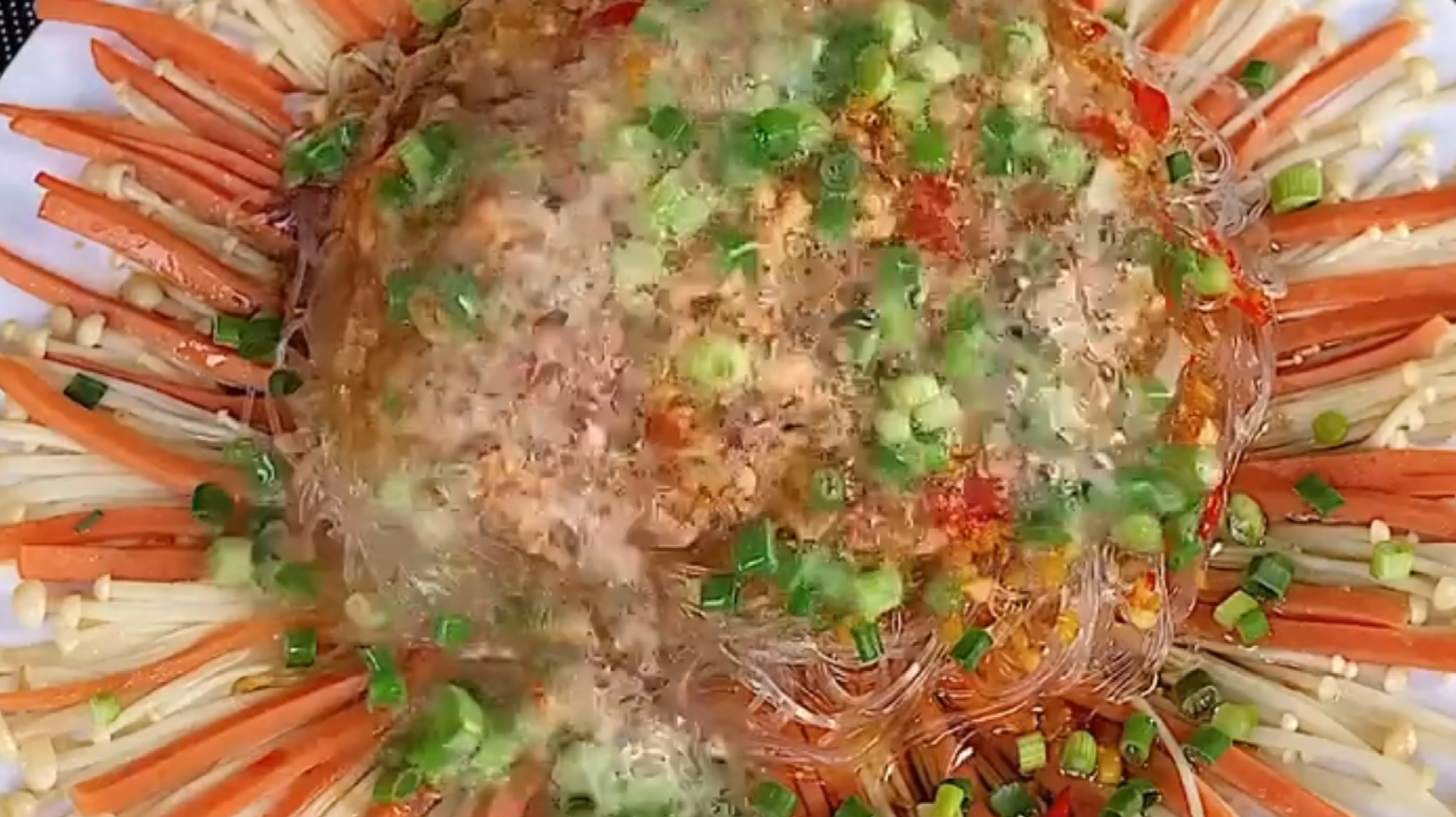 粉丝配上金针菇和火腿,制作方法简单,好吃又美味,味道不错