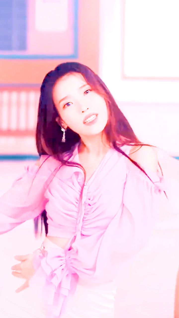 人间理想IU,明明是可爱路线,偏偏执着于性感的女人IU李知恩