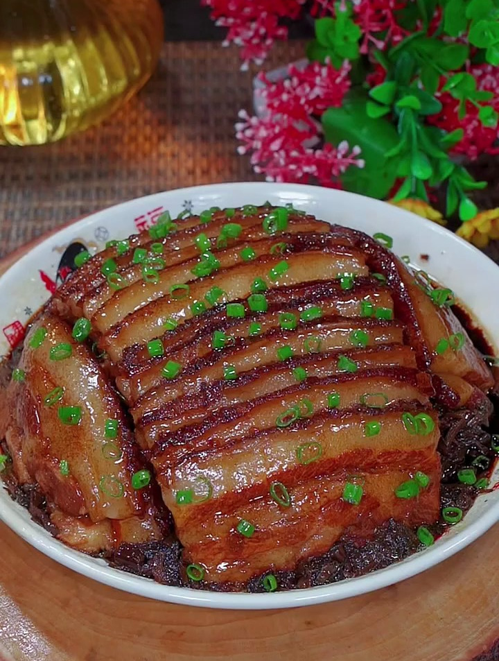 把五花肉上锅蒸一蒸,出锅瞬间变年夜饭餐桌上必不可少的梅菜扣肉