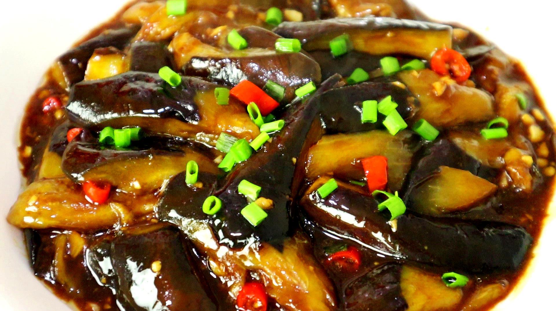 今天才知道，炒茄子不能先放油，饭店大厨教你技巧，不吸油不油腻