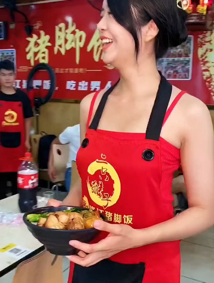 老板娘做的猪头肉盖浇饭真香,看得我都饿了