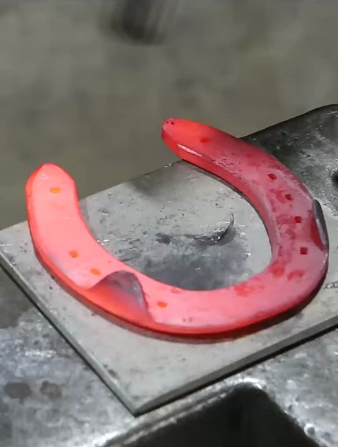 锻造:用一个旧马蹄铁制作的鱼摆件