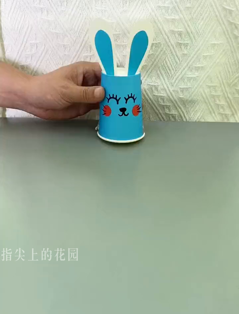 用纸杯做会跑跳的小兔子幼儿手工,和孩子一起来玩吧!