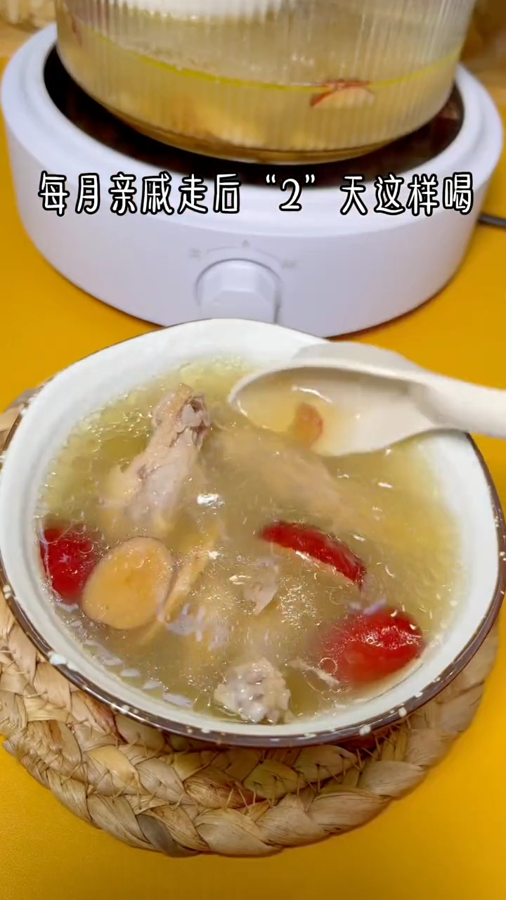 女人气血不足就会头晕无力,面色差,睡眠差,这道养生汤喝起来