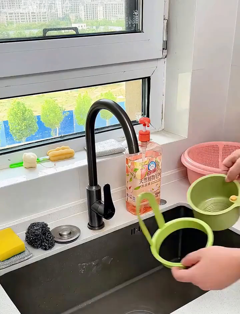 给水龙头装个挂篮,剩饭剩菜倒进去沥水,一提一按轻松扔垃圾桶