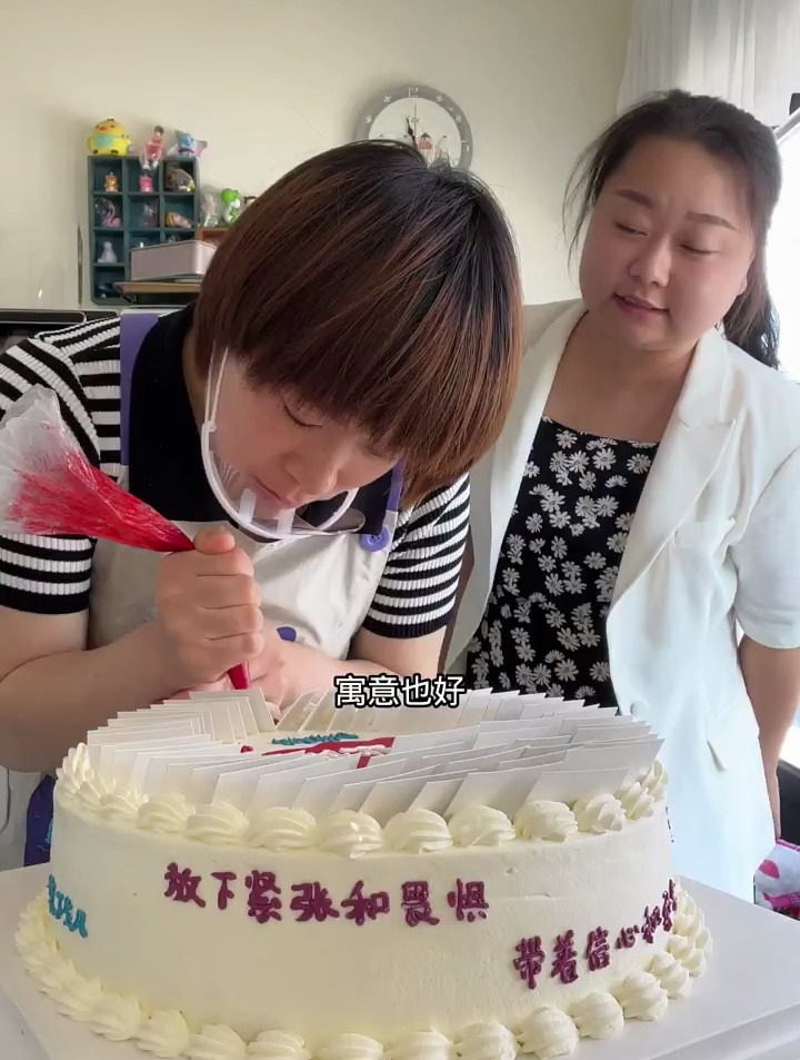 这个蛋糕真有意思,扒榴莲有种拆盲盒的感觉