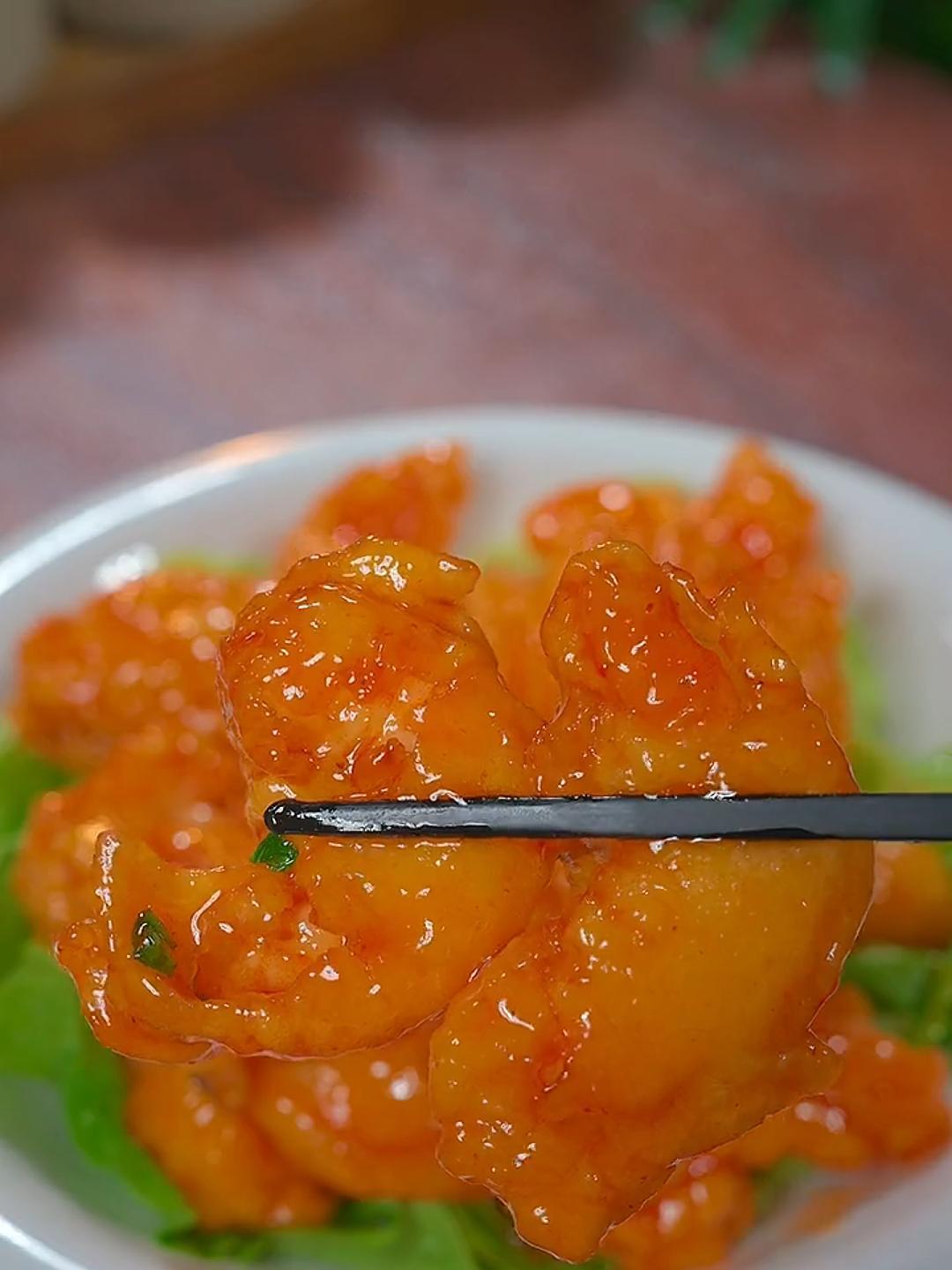 这样做的糖醋虾酸甜适中,年夜饭又是一道拿手菜