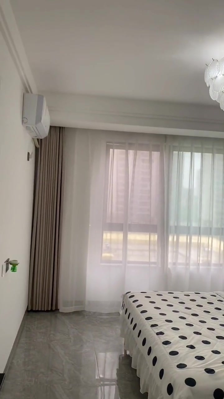 姐妹们,卧室一定要装成暖色系!床头背景奶咖色,其他面大白墙