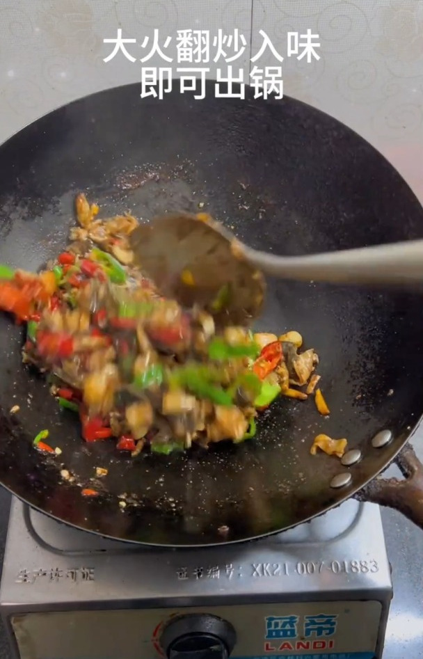 炒了个大人小孩都爱吃的辣椒炒牛蛙