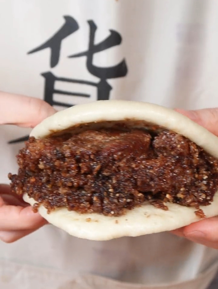 再夹就吃不完啦!粉蒸肉夹馍