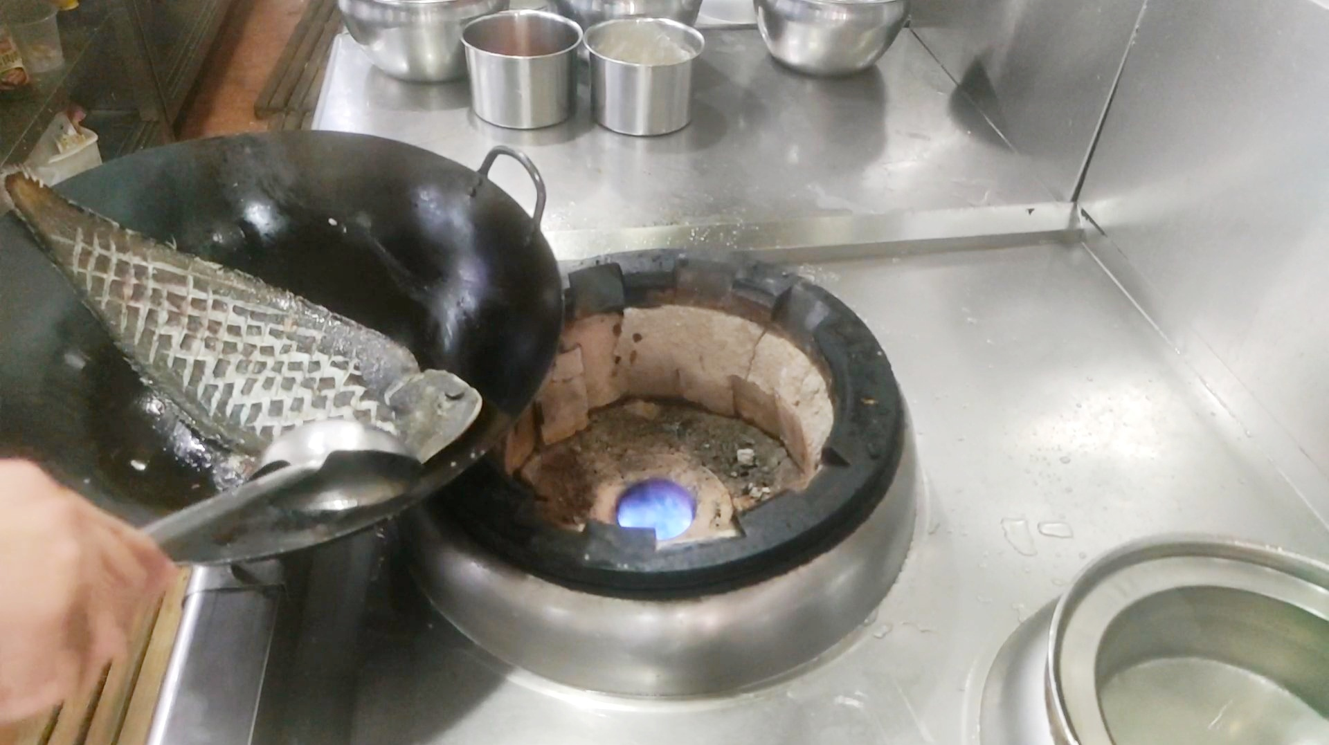 这么贵的踏板鱼,大厨做法这么简单,鱼肉鲜香Q弹,这技术真牛