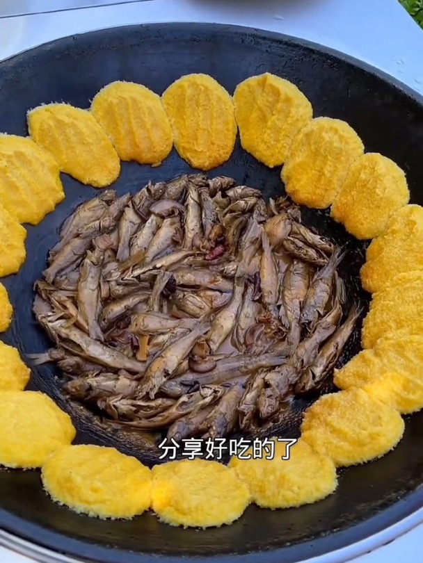 铁锅炖海杂鱼,鲜香味十足,贴几个玉米饼,家常饭菜你喜欢吗