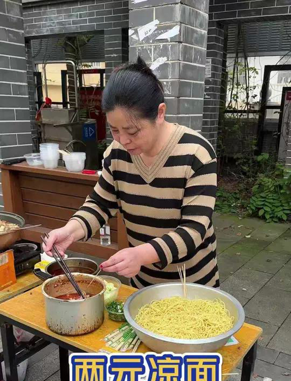 长沙大学门口2块卤煮凉面,大学生的心头好!一大碗堆得满满的,牛杂卤味多到爆,香得不得了!