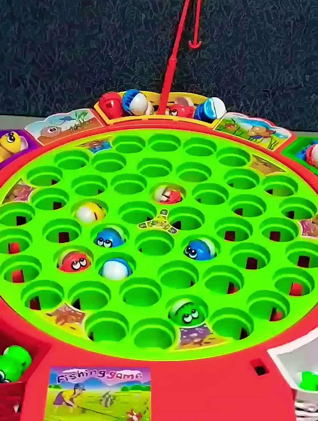 玩具展示:把小鱼放进绿色钓鱼机