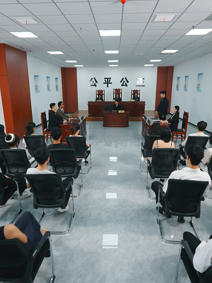 《离婚后,金牌律师赢麻了》 28