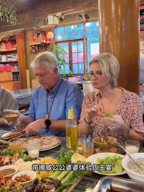 带挪威公公婆婆体验佤族菜,二人太爱中国美食了!