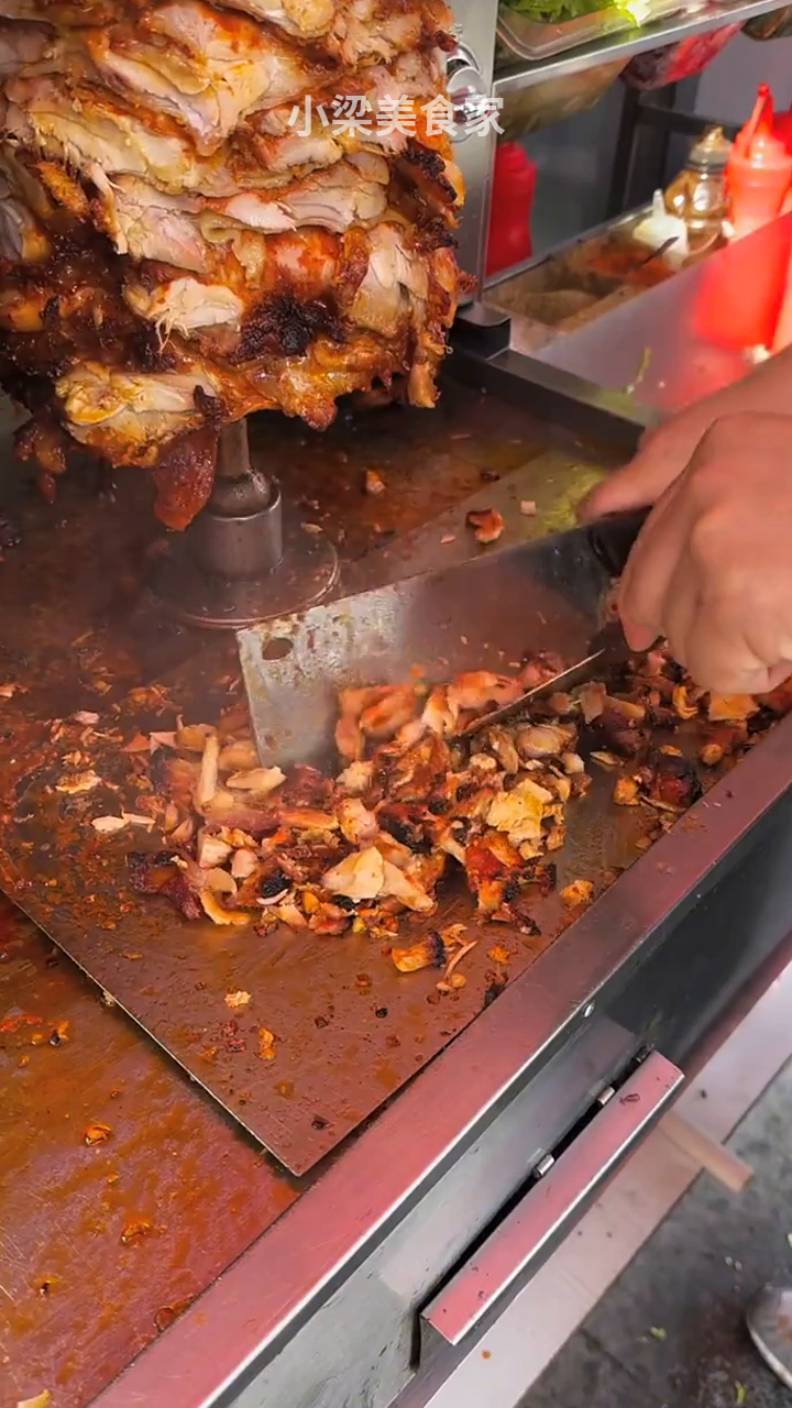 街头10块一份的烤肉拌饭,香迷糊了