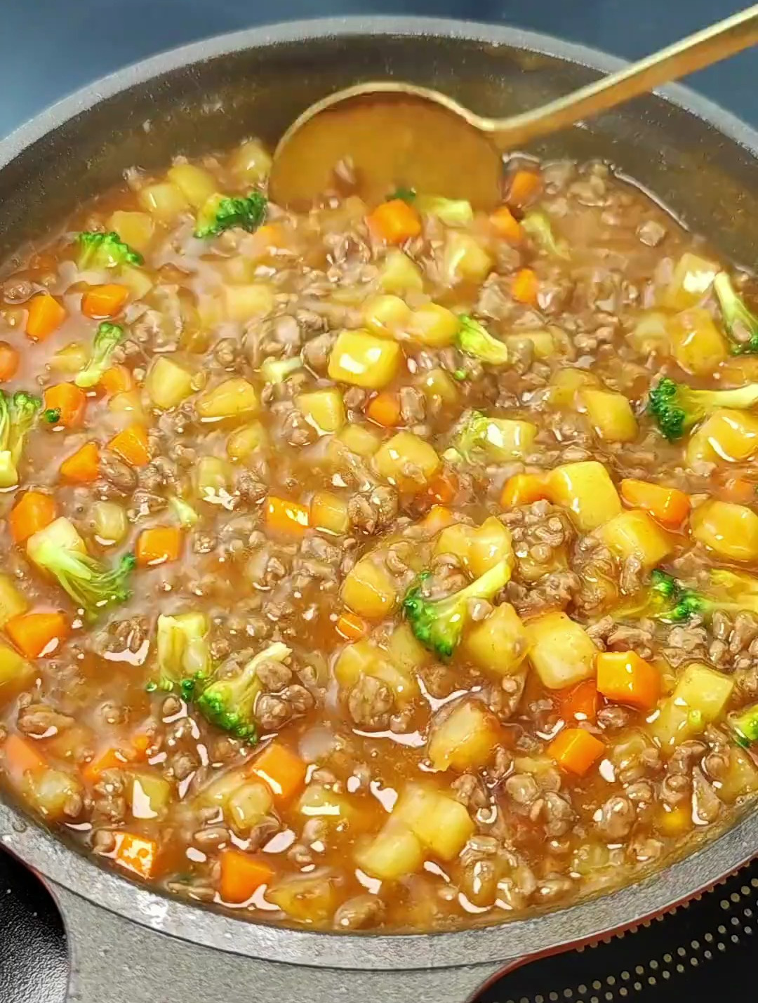 咖喱牛肉饭,有菜有肉,浓浓的汤汁包裹着米饭,宝宝光盘太容易了