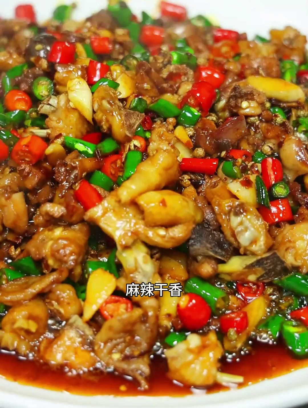 今天做一道经典的川菜小煎鸡,麻辣干香,外酥里嫩,下酒必备!