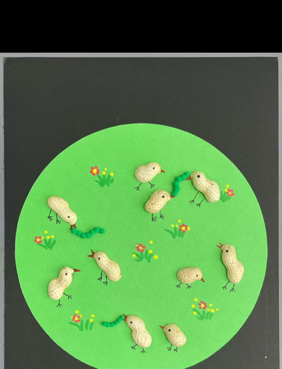 别急着扔花生壳,用它来画只小鸡捉虫吧
