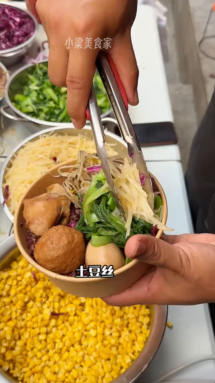 河南校门口10块一碗的剁椒鸡腿饭!简直不要太馋人啦!