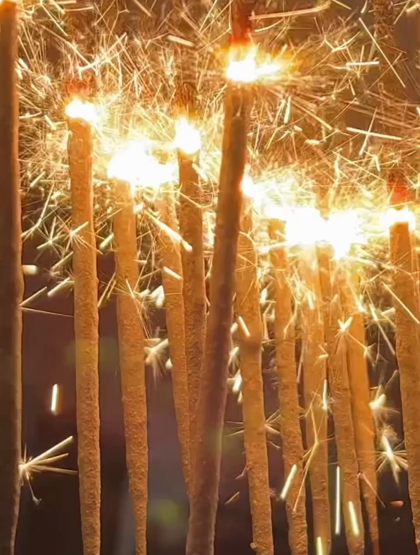 将普通的材料,锻造成一把独特的鲨鱼牙刀