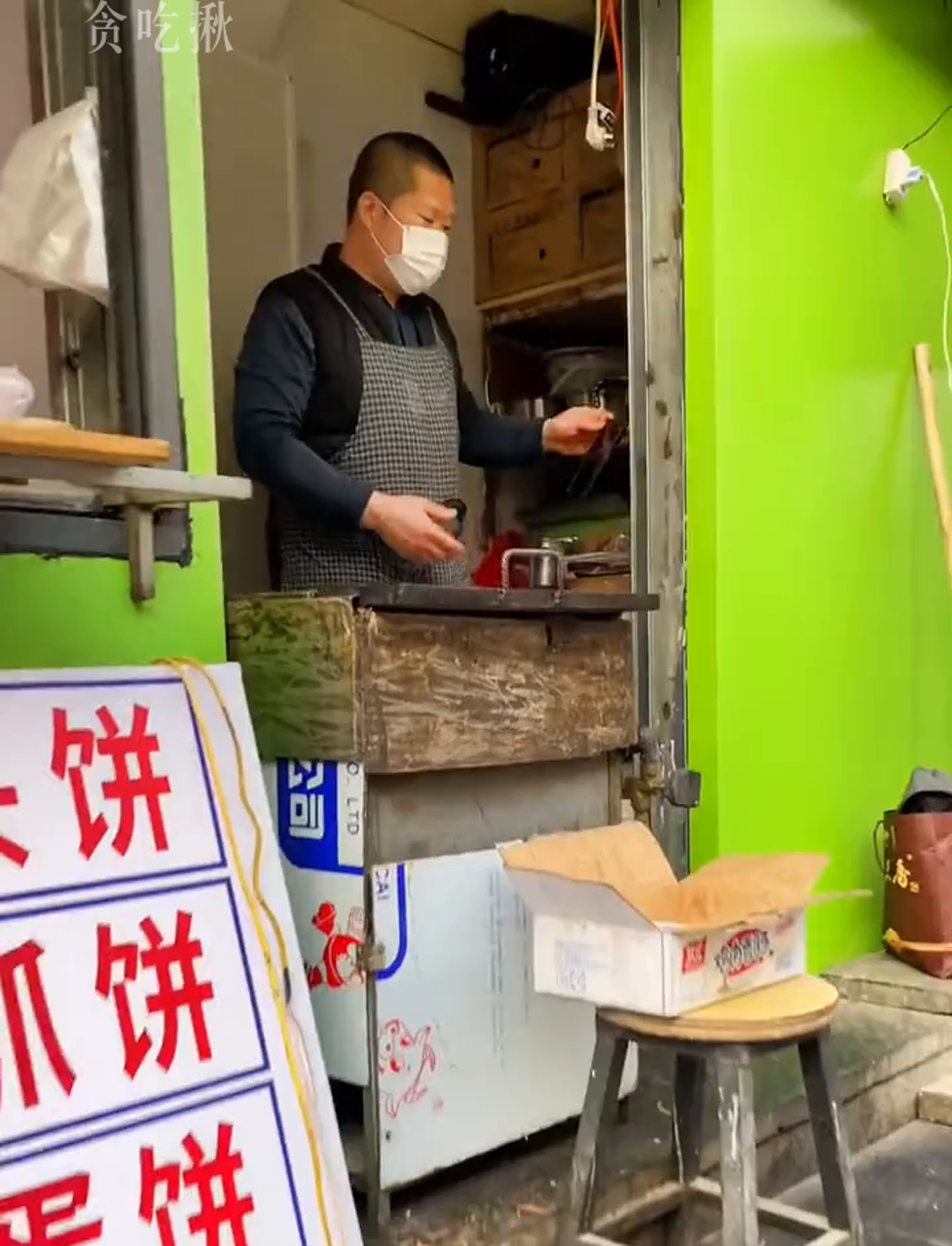 石家庄街头小摊,夫妻档熏肉大饼卖了20多年,6块钱一个,又大又香,真得夸夸!