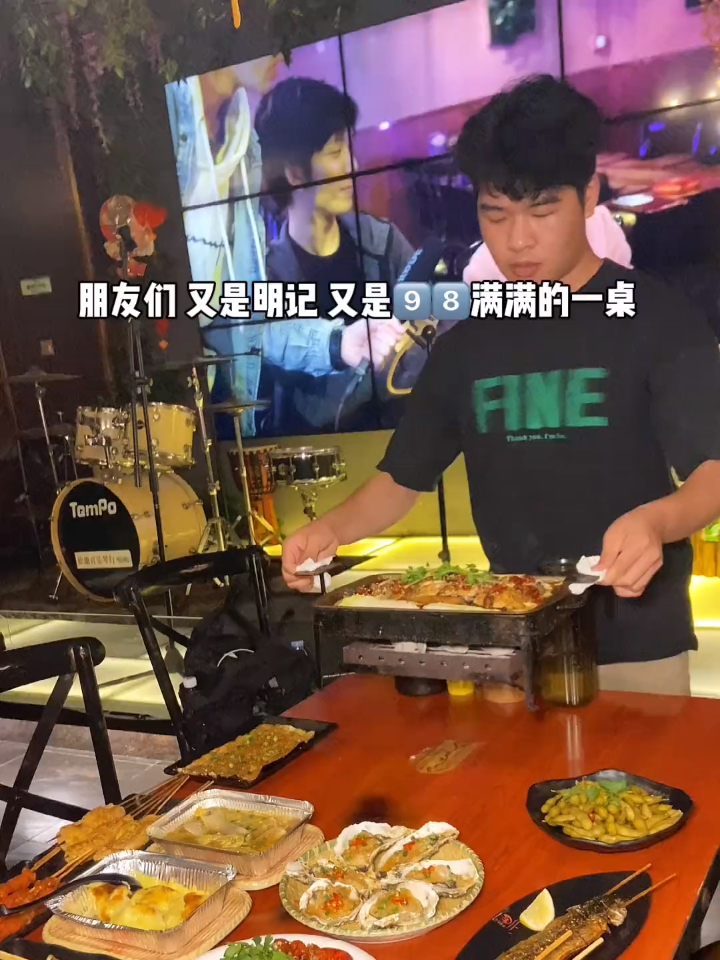 爆去年夏天的明记烧烤!他又来了!而且这次更多好吃的!