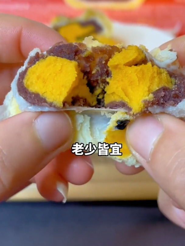 一口封神,名不虚传呀,轩妈蛋黄酥经典红豆味,不甜不腻