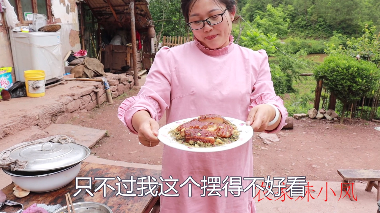 小凤做了土家传统名菜咸菜扣肉,做法简单易学,色泽光鲜软糯可口