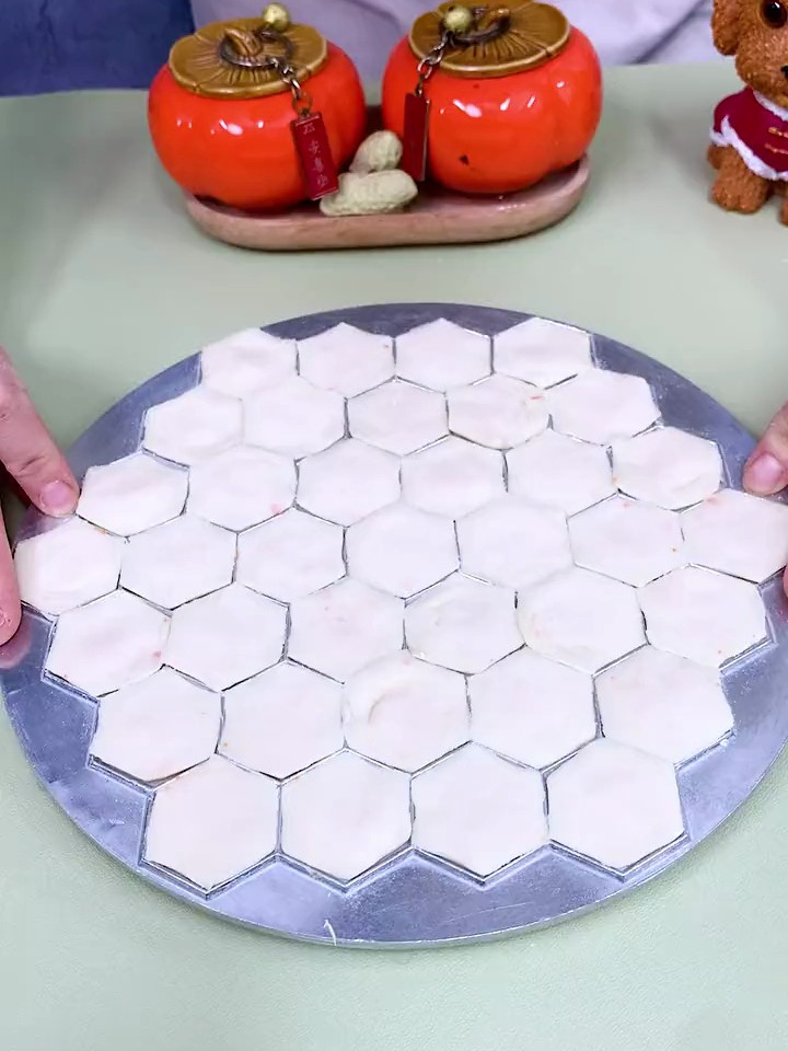 没想到还有这样的包饺子模具,用它包饺子又快又省力