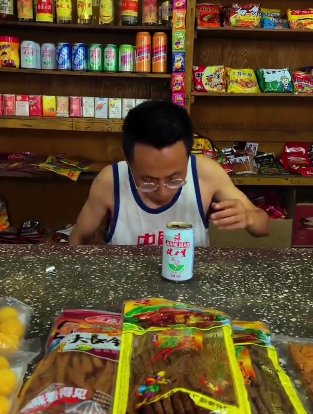这汽水配碎冰冰,太好喝啦!