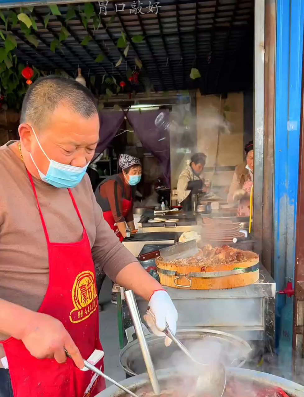 赵镇的红辣子肉夹馍,6块钱一个,天天排长龙,便宜又美味!