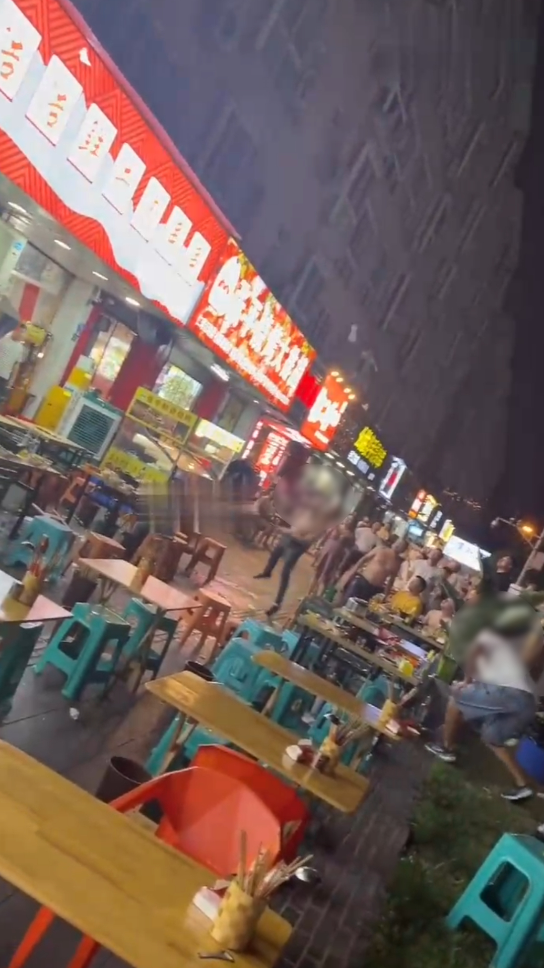 疑嫌夜宵店凌晨扰民,楼上居民泼水,楼下食客回扔啤酒瓶砸窗