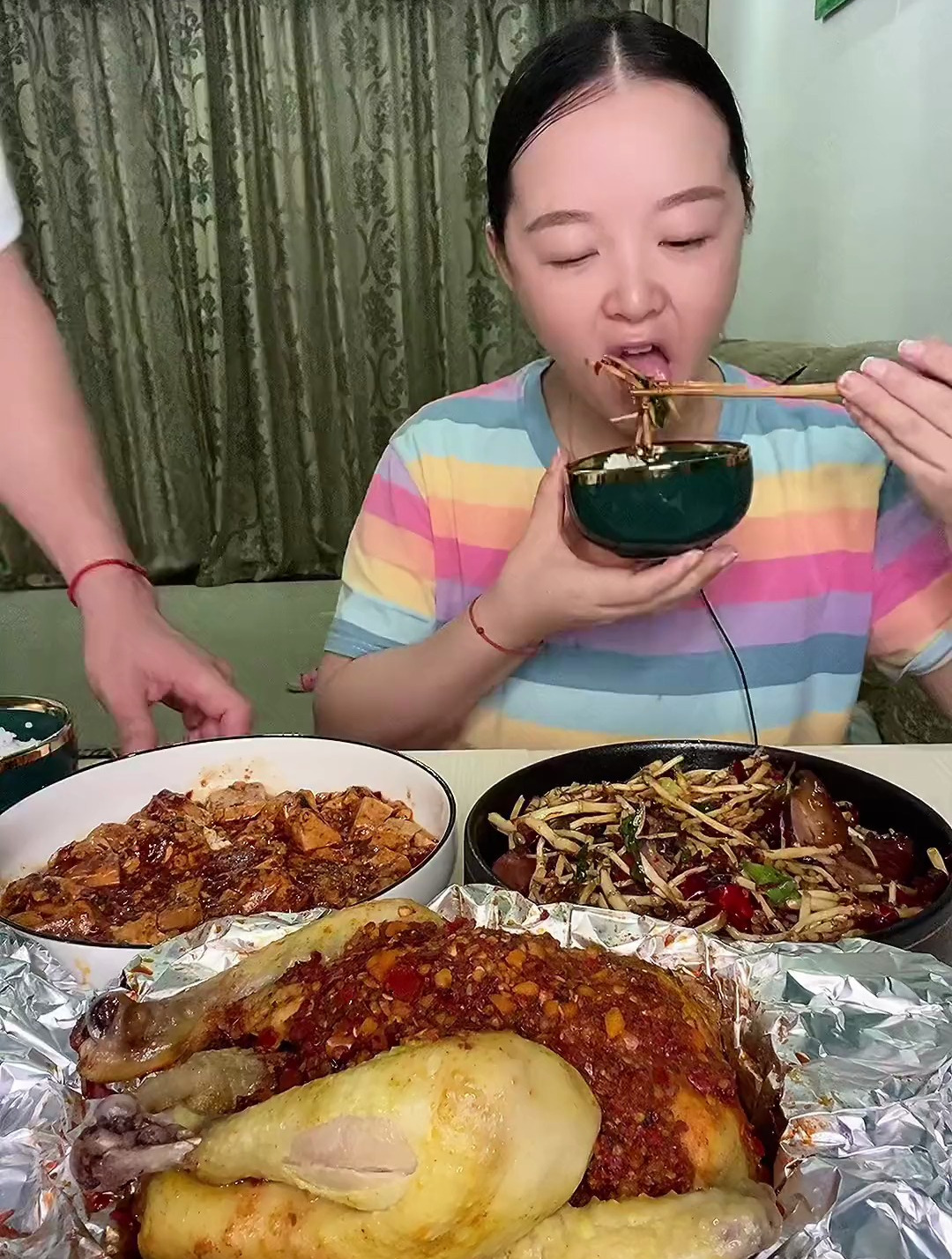 老铁们,今天和老公吃麻婆豆腐 腊肉炒折耳根还有蒸鸡