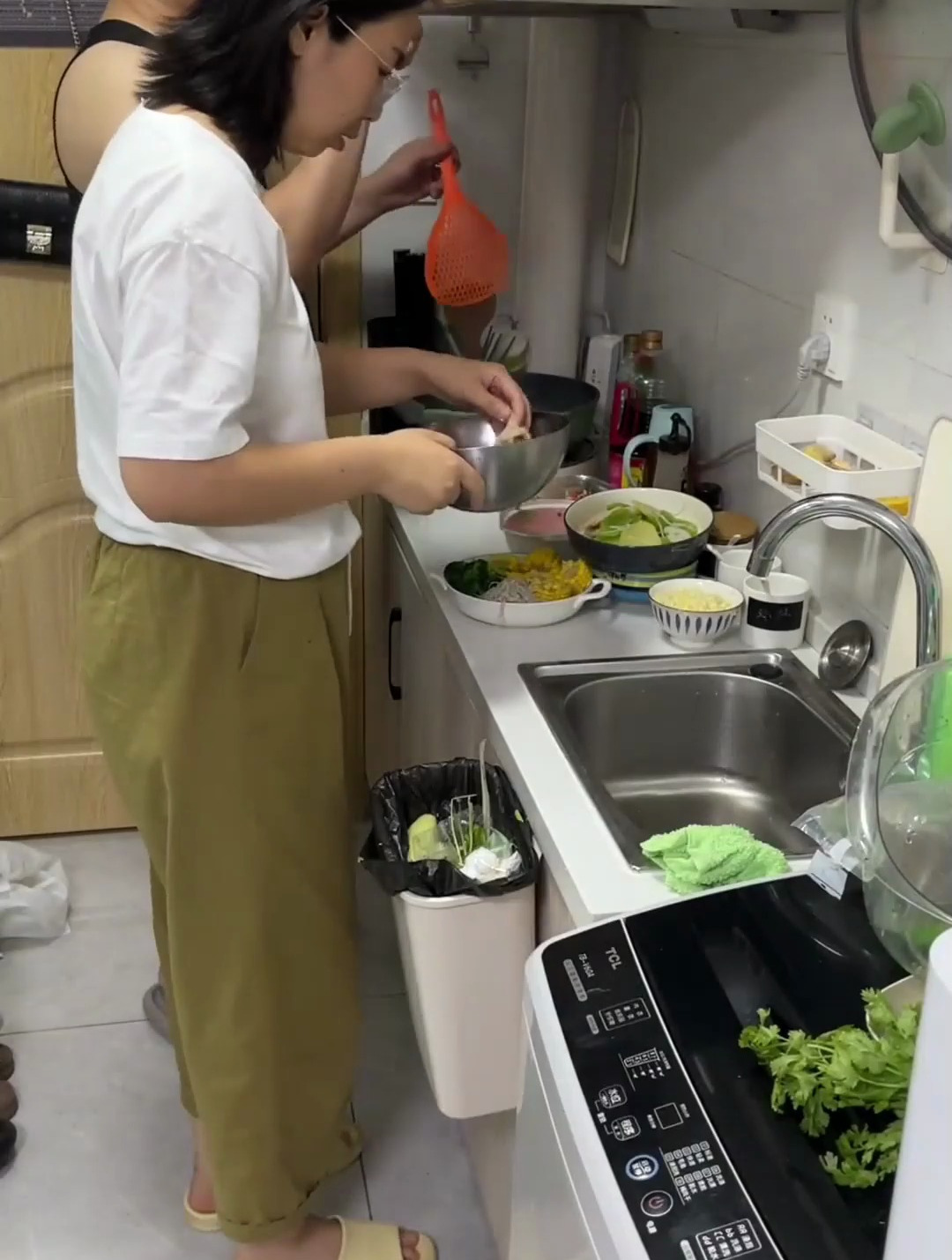 北漂小夫妻在北京租的14平米小开间,晚餐杨哥做了钵钵鸡和蒜香虾