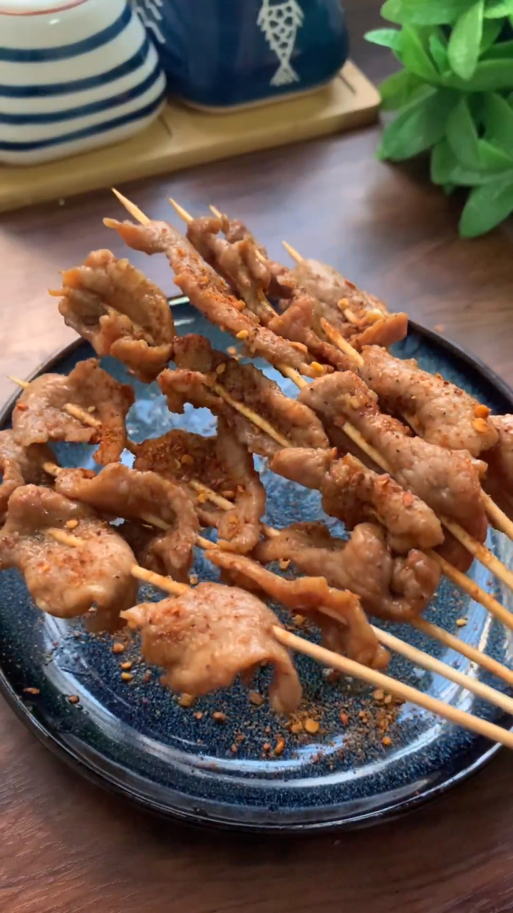 怀念起儿时街头巷尾的沙茶肉串。里脊肉先这么腌制,非常Q嫩入味~